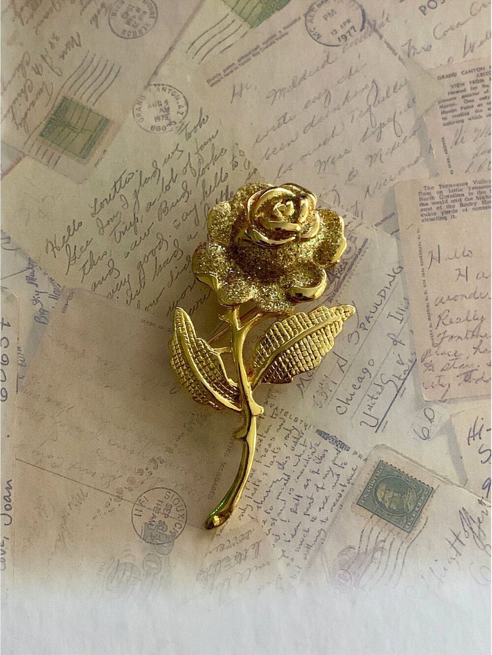 Vintage Elegant Gold Rose Flower Brooch Pin - Classic Floral Jewelry Accessory